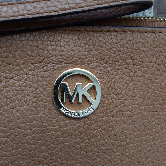 🌿MICHAEL KORS WRISTLET🌿 - Picture 4 of 4
